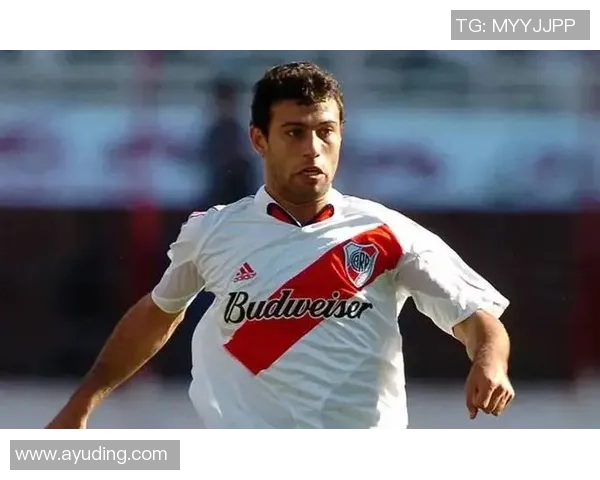 踢足球的球星们魅力四射 足球场上他们的帅气与风采无法忽视 踢足球的球星们魅力四射 足球场上他们的帅气与风采无法忽视