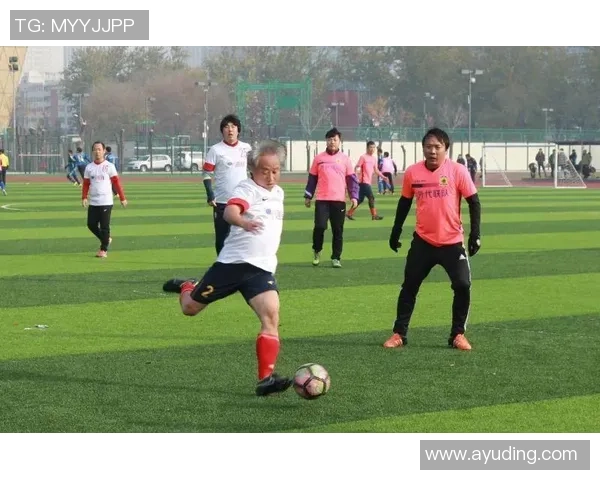 成龙踢足球挑战极限 英雄变身绿茵场上的超级球星 成龙踢足球挑战极限 英雄变身绿茵场上的超级球星